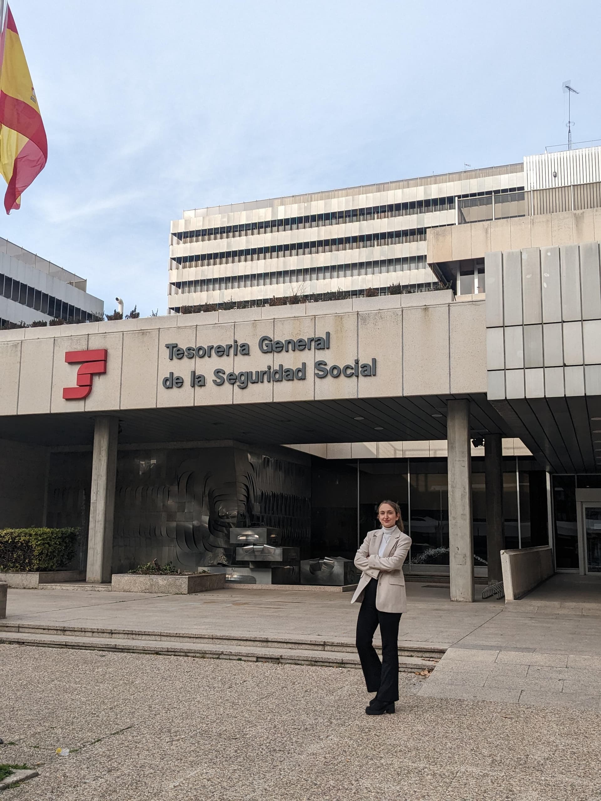 Fátima de León preparando material didáctico